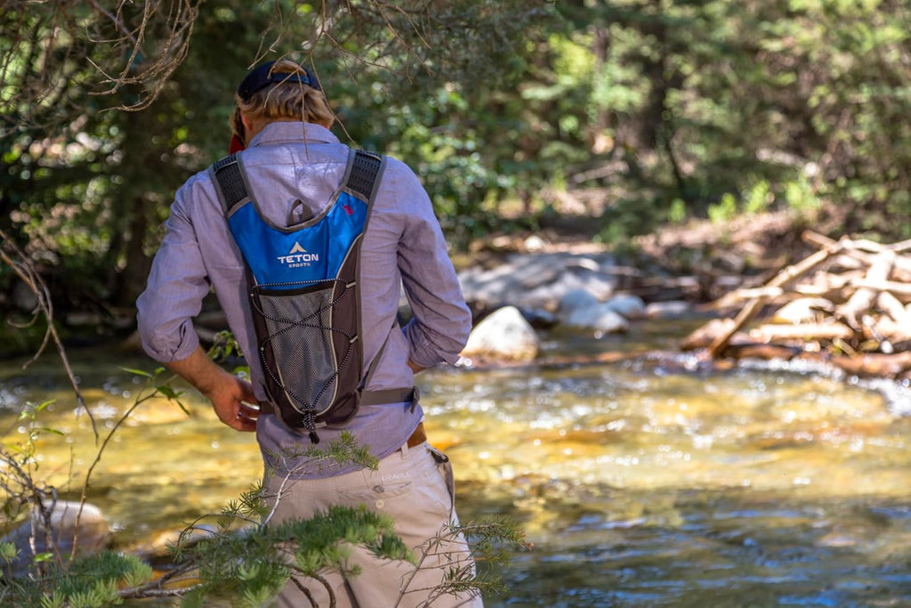 Teton Oasis/Trailrunner Hydration Backpack – Lightweight Water Pack with 2L/3L Bladder for Hiking, Running, Cycling, Biking 18L/22L Sizes – Sewn-in Rain Cover – Fits Men and Women