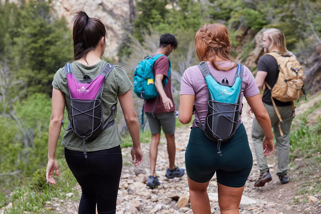 Teton Oasis/Trailrunner Hydration Backpack – Lightweight Water Pack with 2L/3L Bladder for Hiking, Running, Cycling, Biking 18L/22L Sizes – Sewn-in Rain Cover – Fits Men and Women